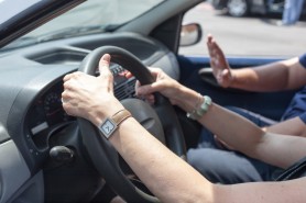 Eleva unei şcoli de şoferi a lovit un pieton cu maşina. Mai are şanse să ia permisul?